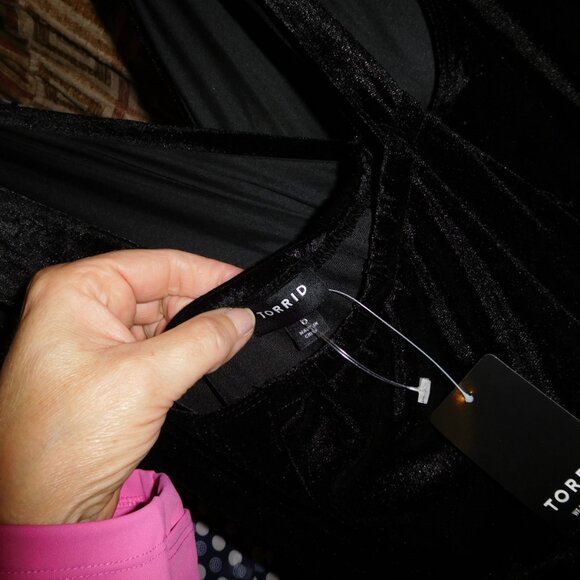 NWT SIZE 6 TORRID BLACK VELVET SURPLICE SLEEVEELSS HALTER DRESS 6X PLUS 30 - Picture 8 of 13